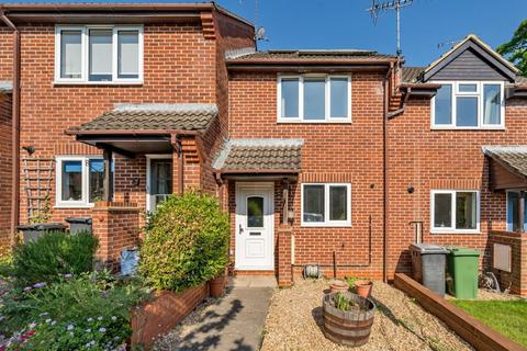 2 bedroom terraced house to rent, Orchard Close, Hampshire SO24