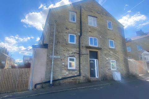 2 bedroom apartment to rent, Batley Street, Halifax