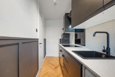 Studio to rent, Selden House, Churchill Gardens, London