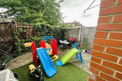 2 bedroom flat for sale, HIGH ROAD, CHADWELL HEATH RM6