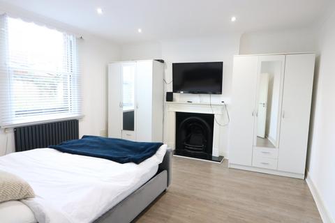 2 bedroom apartment to rent, Seven Sisters Road, London N4