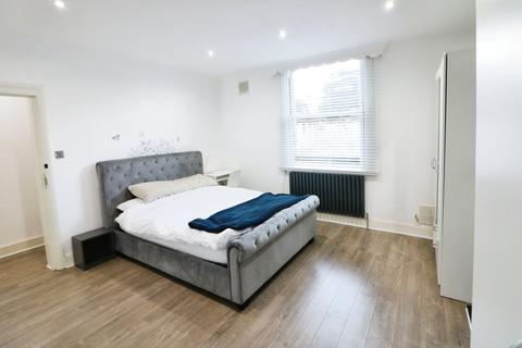 2 bedroom apartment to rent, Seven Sisters Road, London N4