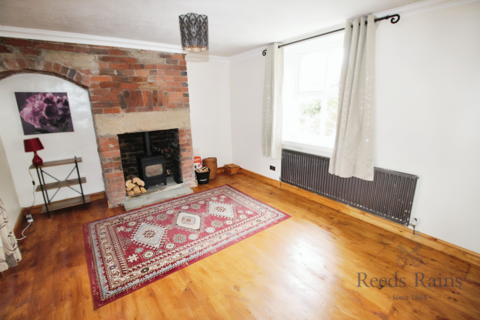 2 bedroom end of terrace house to rent, Alma Street, Leeds LS26