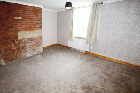 2 bedroom end of terrace house to rent, Alma Street, Leeds LS26