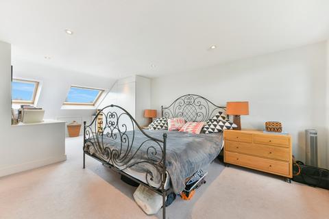 4 bedroom house to rent, Boscombe Road, SW19