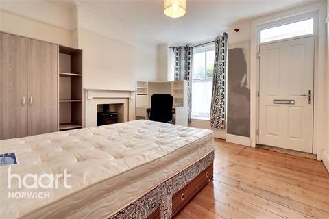 3 bedroom flat to rent, Cardiff Road