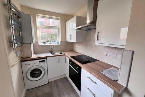 3 bedroom terraced house to rent, 63 Meersbrook Avenue Meersbrook Sheffield S8 9ED