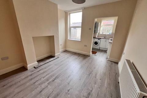 3 bedroom terraced house to rent, 63 Meersbrook Avenue Meersbrook Sheffield S8 9ED