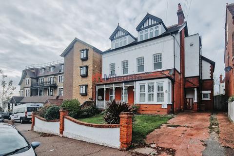 3 bedroom flat to rent, Cobham Road, Westcliff-On-Sea SS0