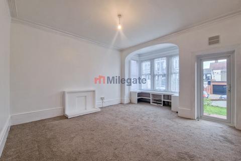 3 bedroom flat to rent, Cobham Road, Westcliff-On-Sea SS0