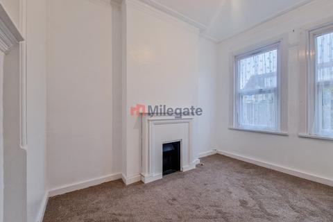 3 bedroom flat to rent, Cobham Road, Westcliff-On-Sea SS0