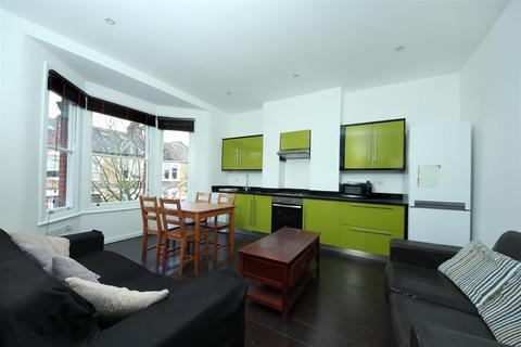 3 bedroom flat to rent, Eynham Road, W12