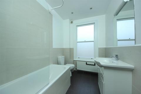 3 bedroom flat to rent, Eynham Road, W12