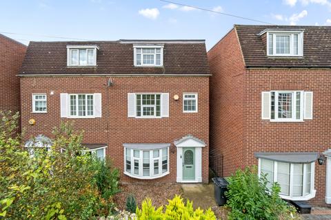 4 bedroom semi-detached house to rent, Madeira Avenue Bromley BR1