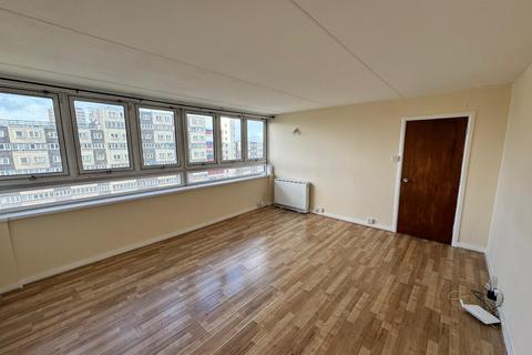 2 bedroom flat to rent, Lucas Court, London SW11