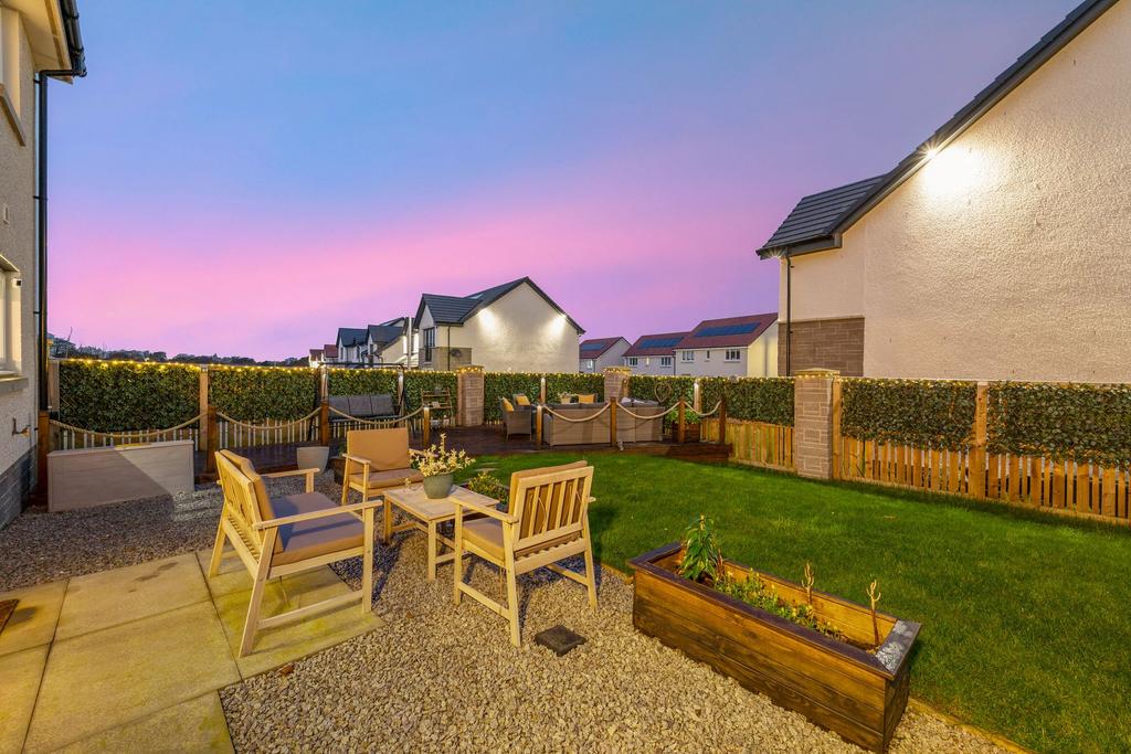 Twilight Rear View / Garden