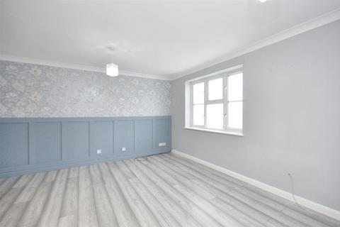 2 bedroom flat for sale, Falmouth Close, Eastbourne