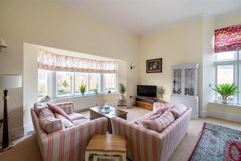 2 bedroom apartment for sale, Royal Earlswood Park, Redhill