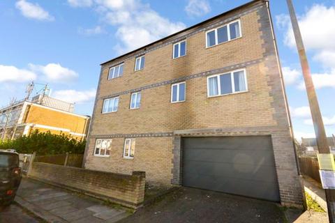 2 bedroom flat to rent, Central Road, Stanford-Le-Hope, SS17