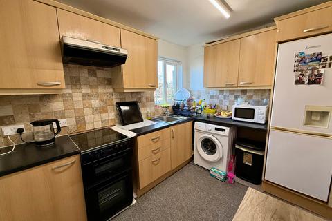 2 bedroom flat to rent, Central Road, Stanford-Le-Hope, SS17