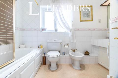 8 Tregarthen Place, Leatherhead, KT22 7XL