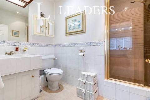 8 Tregarthen Place, Leatherhead, KT22 7XL