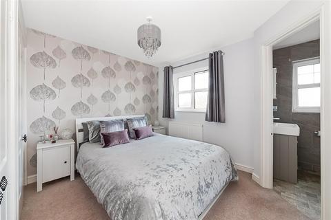 18 Howe Drive, Caterham, CR3 5AX