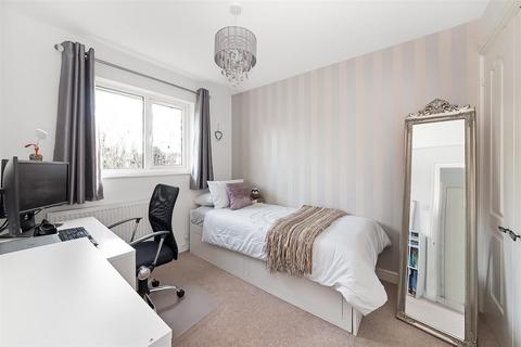 18 Howe Drive, Caterham, CR3 5AX