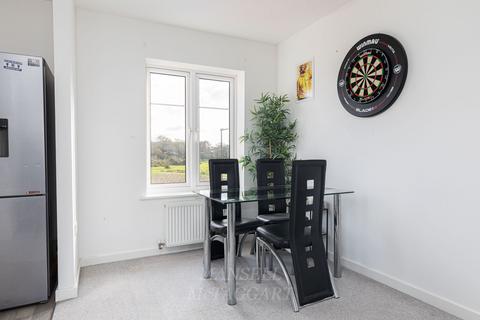 2 bedroom flat for sale, Cornwell Avenue, Crawley RH10