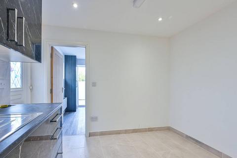 2 bedroom flat to rent, Addlestone, Surrey, Addlestone, KT15