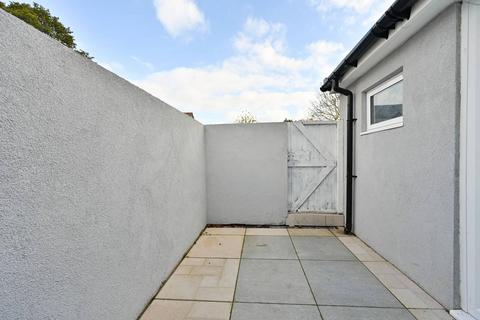 2 bedroom flat to rent, Addlestone, Surrey, Addlestone, KT15