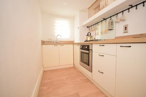 2 bedroom flat to rent, Cliff Road Sandown PO36