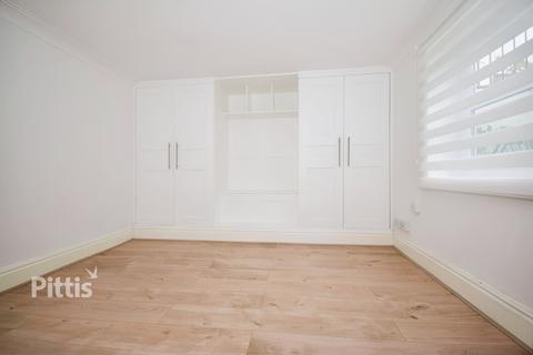 2 bedroom flat to rent, Cliff Road Sandown PO36