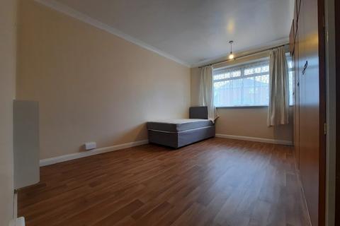 2 bedroom semi-detached bungalow to rent, Bedfont Close, Bedfont, TW14