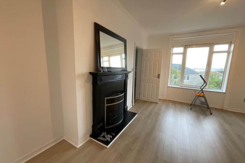 3 bedroom flat to rent, Kingsacre Road, Glasgow G44