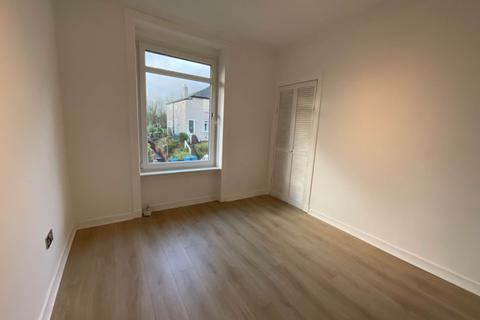 3 bedroom flat to rent, Kingsacre Road, Glasgow G44