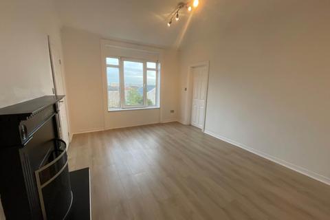 3 bedroom flat to rent, Kingsacre Road, Glasgow G44