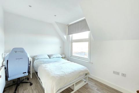 3 bedroom flat to rent, High Road, East Finchley, N2