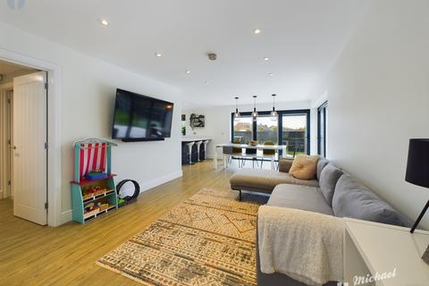 12 Hulbert End, Aylesbury, HP21 9DF