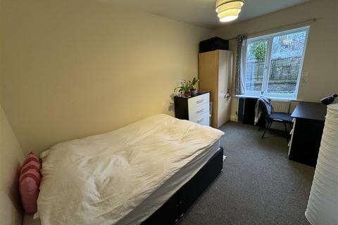 3 bedroom apartment to rent, Orchard Lodge, Hyde Park, Leeds, LS6 2EN