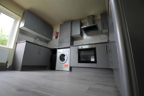 3 bedroom apartment to rent, Orchard Lodge, Hyde Park, Leeds, LS6 2EN