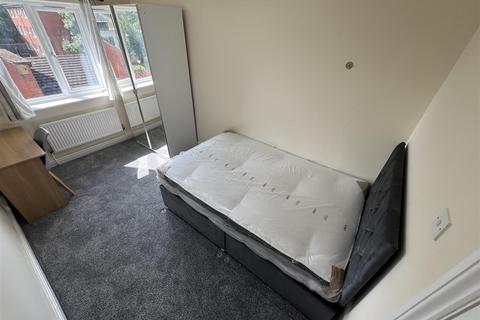 3 bedroom apartment to rent, Orchard Lodge, North Hill Road, Hyde Park, Leeds, LS6 2EN