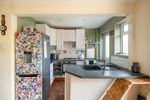 3 Lyndhurst Road, Reigate, RH2 8JW