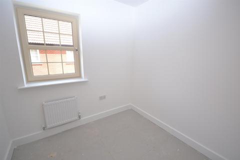 2 bedroom townhouse to rent, Kempston Road, Featherstone WF7