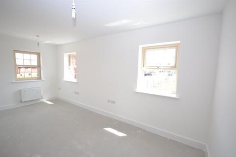 2 bedroom townhouse to rent, Kempston Road, Featherstone WF7