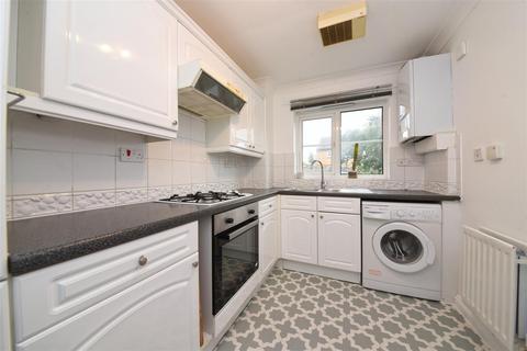 2 bedroom flat to rent, Field Mead, Mill Hill