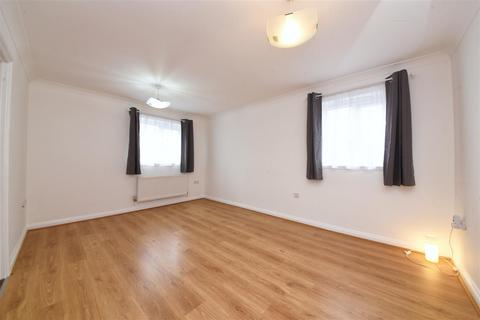 2 bedroom flat to rent, Field Mead, Mill Hill