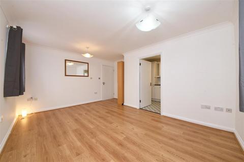 2 bedroom flat to rent, Field Mead, Mill Hill