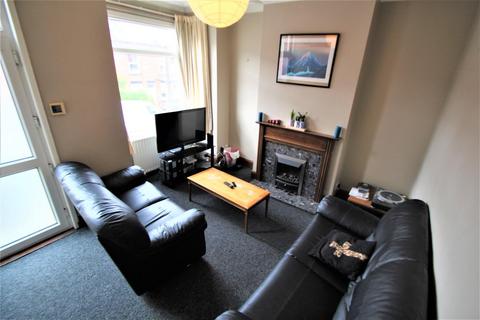 3 bedroom terraced house to rent, Highbury Terrace, Meanwood, Leeds, LS6 4ET