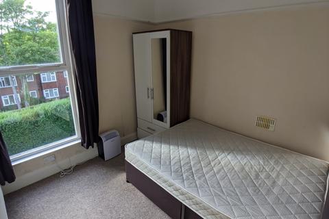 2 bedroom flat to rent, Derby Road, Manchester M14